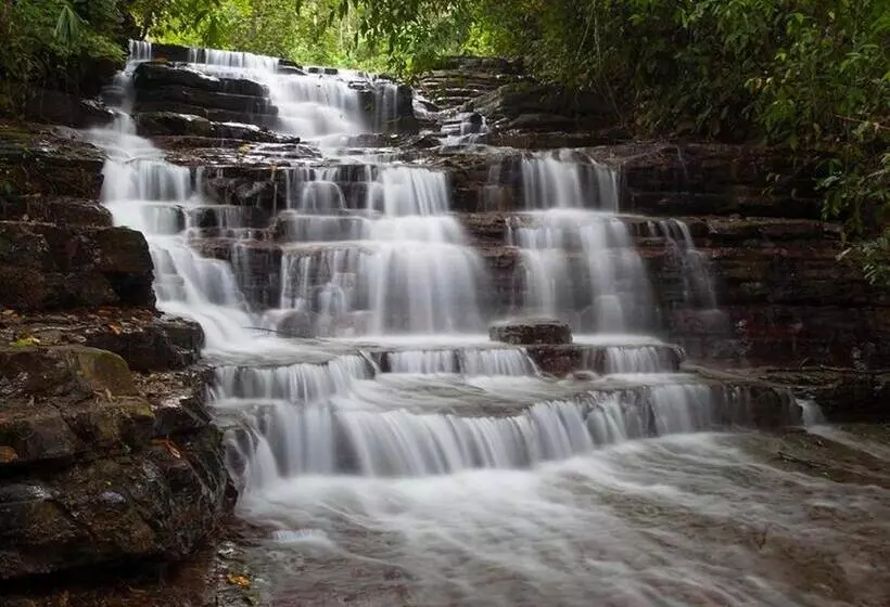 Hotelli Waterfall Villas