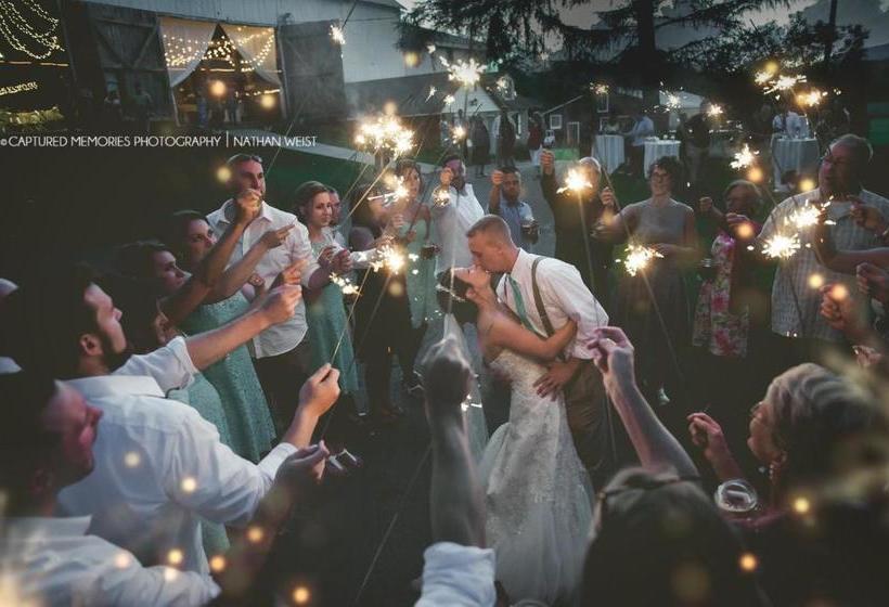 Отель Edgewater Inn & Riverside Grill