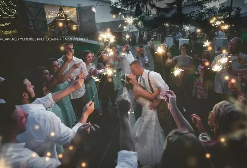 ホテル Edgewater Inn & Riverside Grill