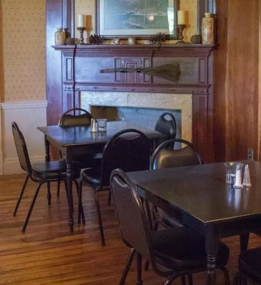 ホテル Edgewater Inn & Riverside Grill