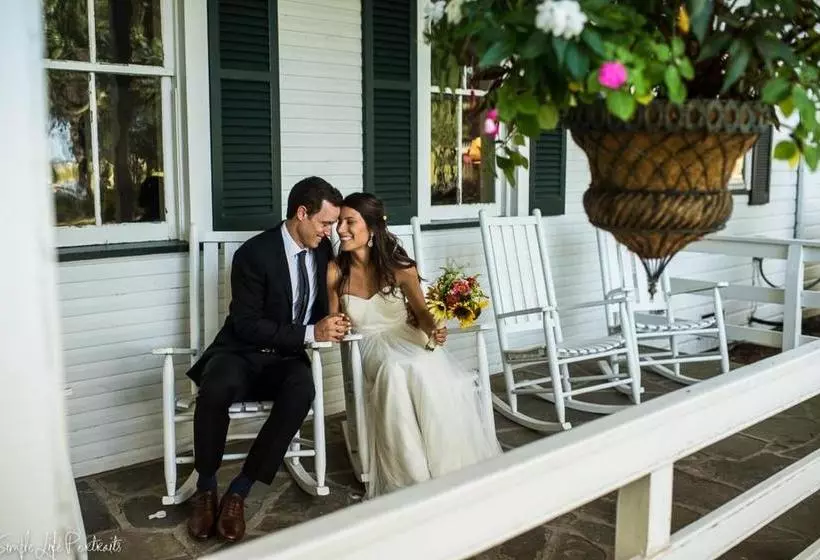 ホテル Edgewater Inn & Riverside Grill