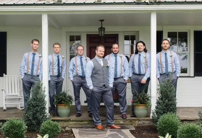 ホテル Edgewater Inn & Riverside Grill