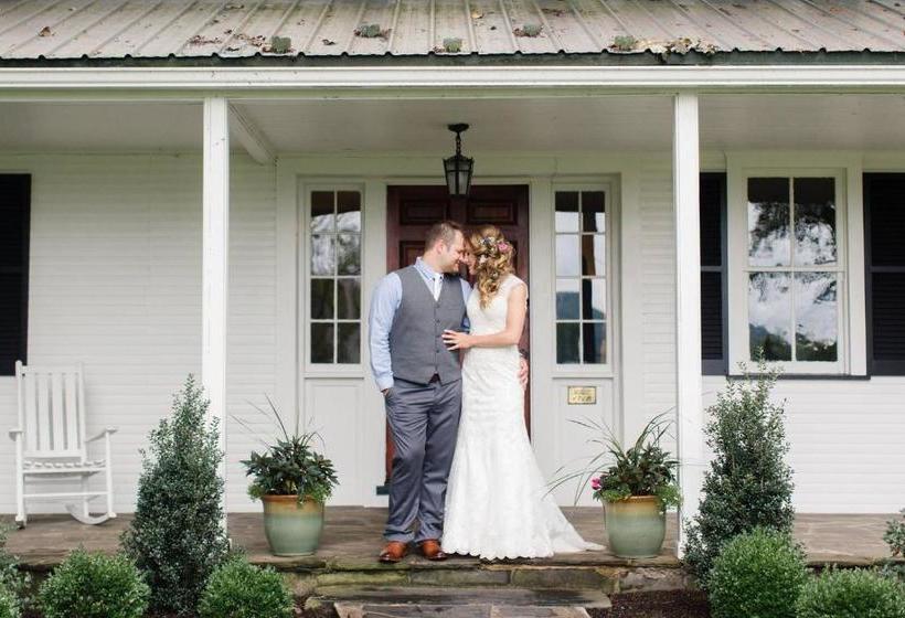 Отель Edgewater Inn & Riverside Grill