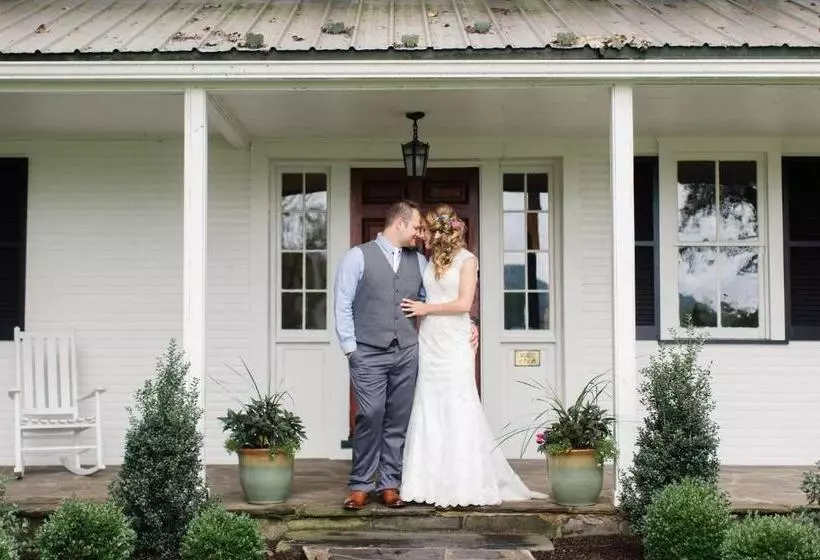 ホテル Edgewater Inn & Riverside Grill