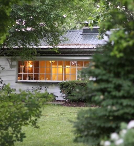 Отель Edgewater Inn & Riverside Grill