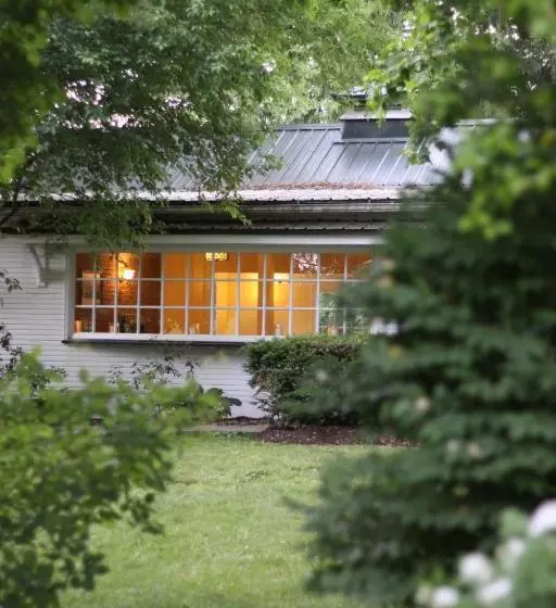 ホテル Edgewater Inn & Riverside Grill