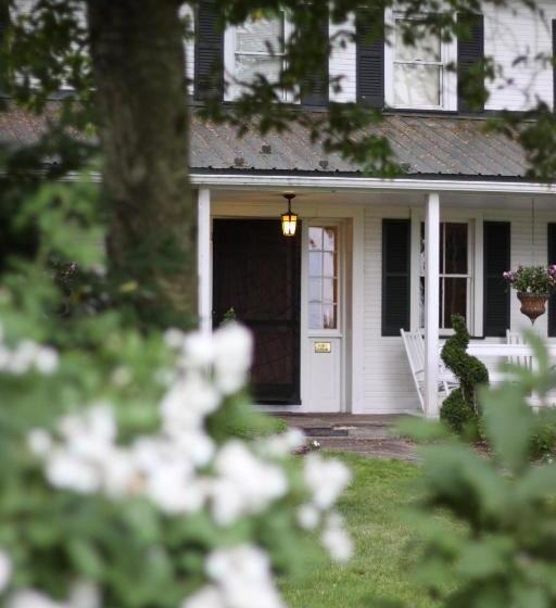 Отель Edgewater Inn & Riverside Grill