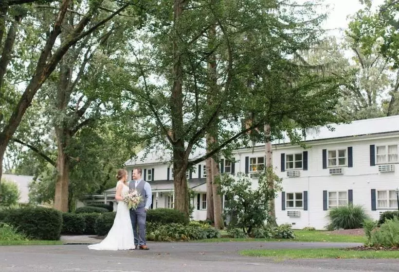 ホテル Edgewater Inn & Riverside Grill