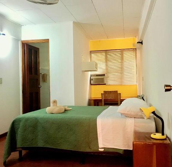 ホテル Hostel Tajalín