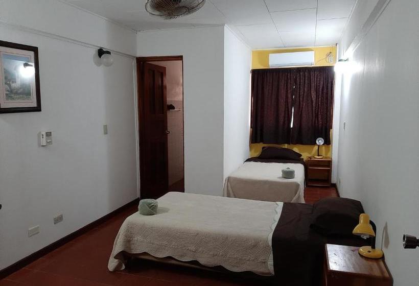 ホテル Hostel Tajalín