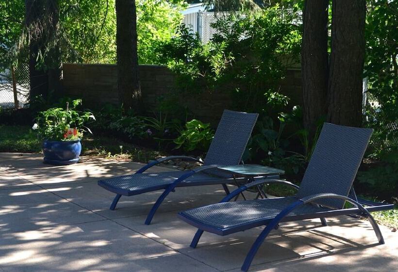 Stratford Suburban Motel