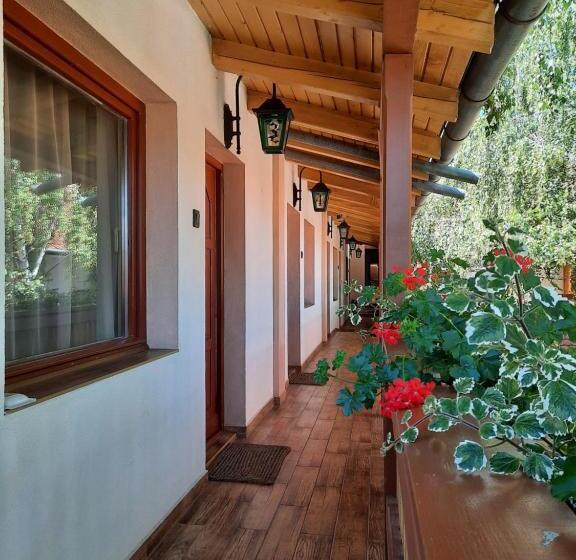 تختخواب و صبحانه Korona Panzió