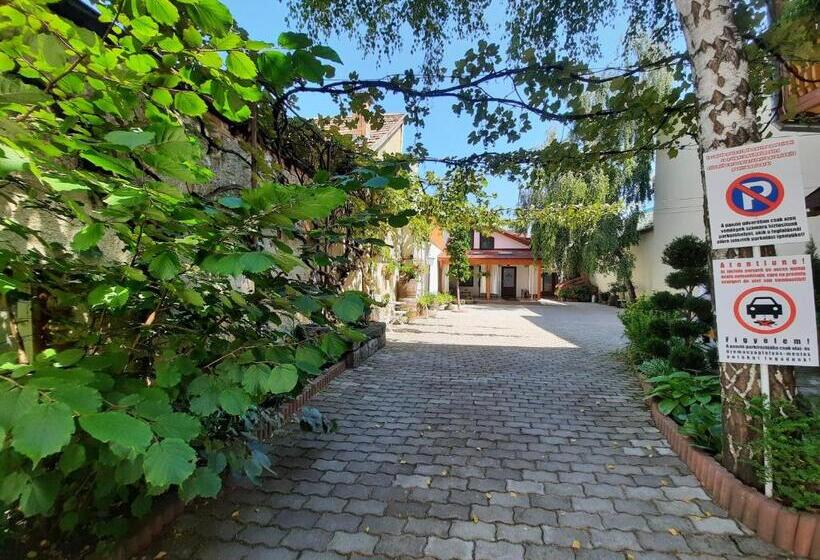 تختخواب و صبحانه Korona Panzió