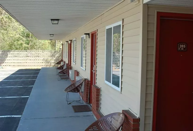 ホテル Blue Sky Inn Glens Falls Saratoga Lake George