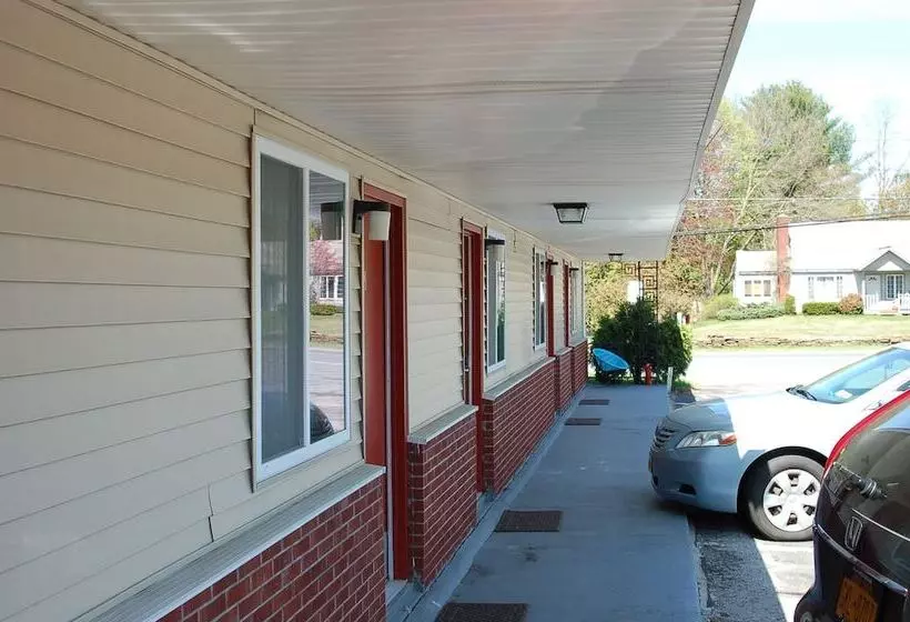 ホテル Blue Sky Inn Glens Falls Saratoga Lake George