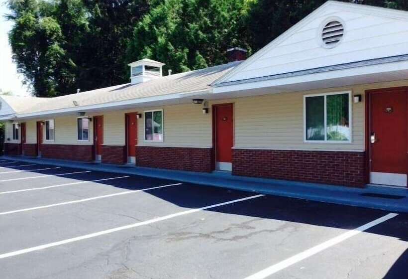 ホテル Blue Sky Inn Glens Falls Saratoga Lake George