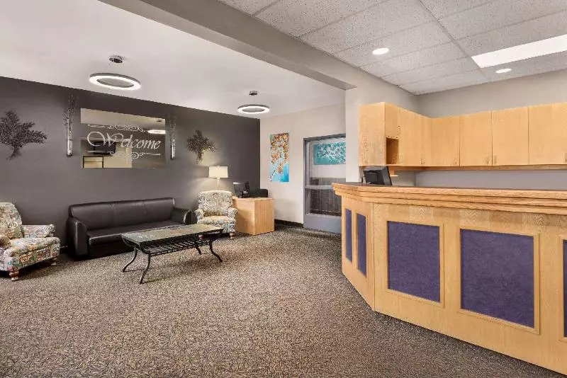 هتل Travelodge By Wyndham Brandon