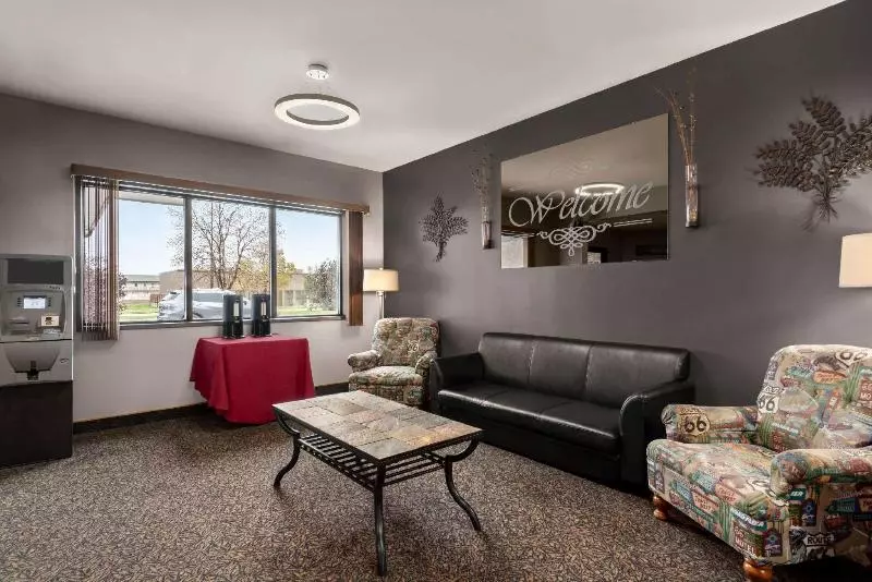 هتل Travelodge By Wyndham Brandon