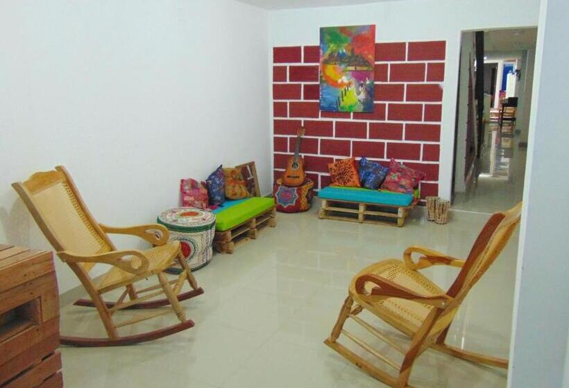 הוסטל Hostal Santa Maria City