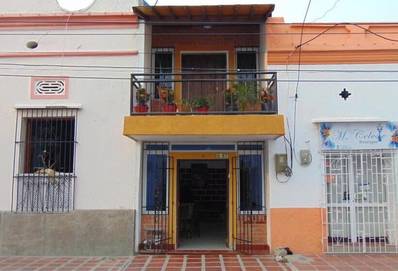 הוסטל Hostal Santa Maria City