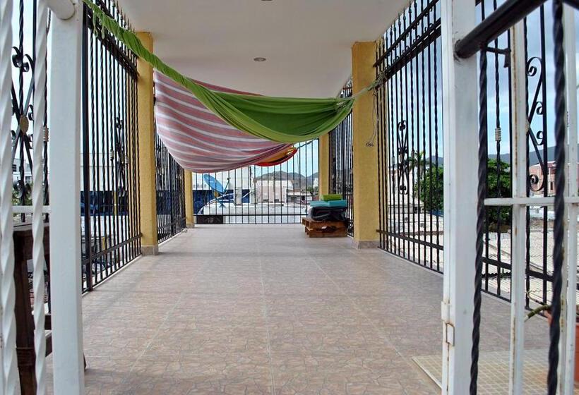 הוסטל Hostal Santa Maria City