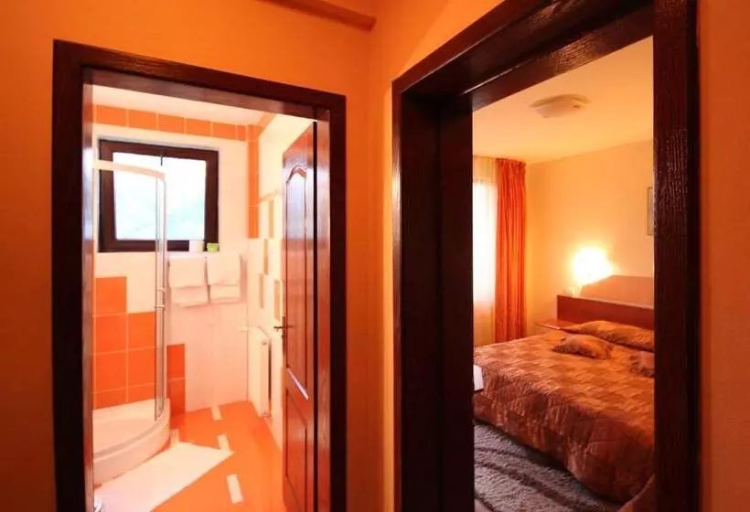 استراحتگاه Complex Turistic Le Baron