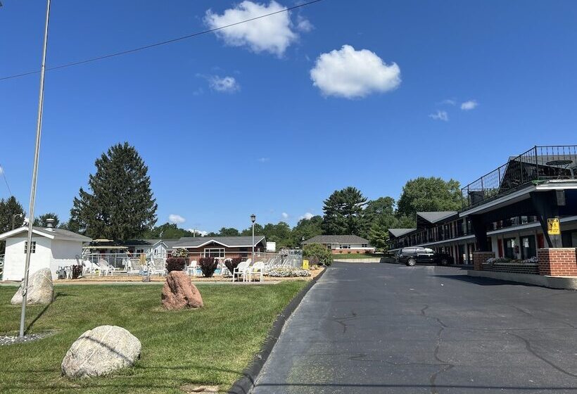 בית מלון כפרי All Star Inn & Suites