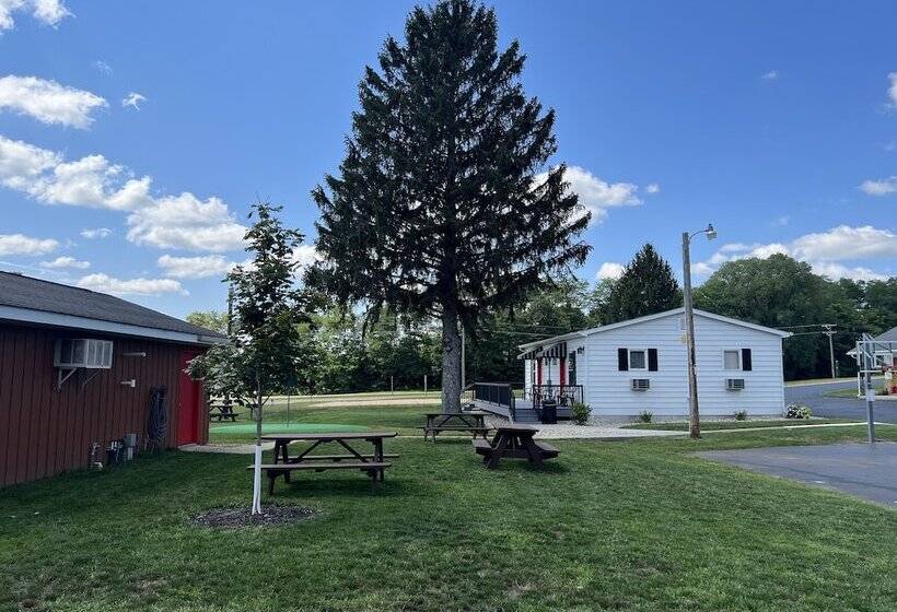 בית מלון כפרי All Star Inn & Suites