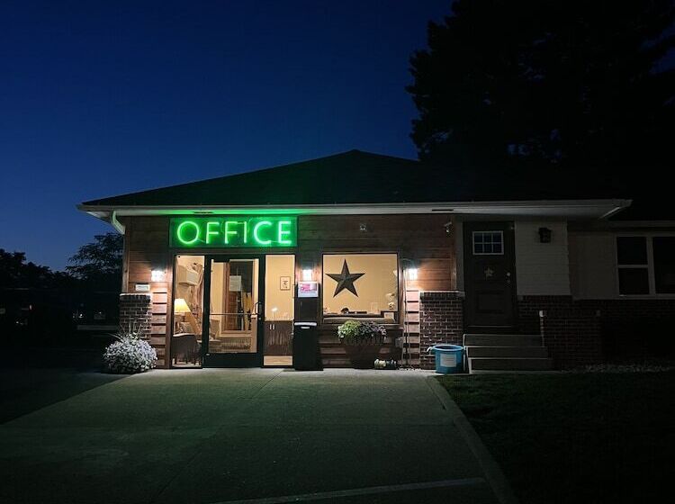 בית מלון כפרי All Star Inn & Suites