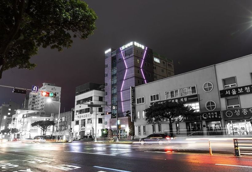 בית מלון כפרי Jeju Sahara