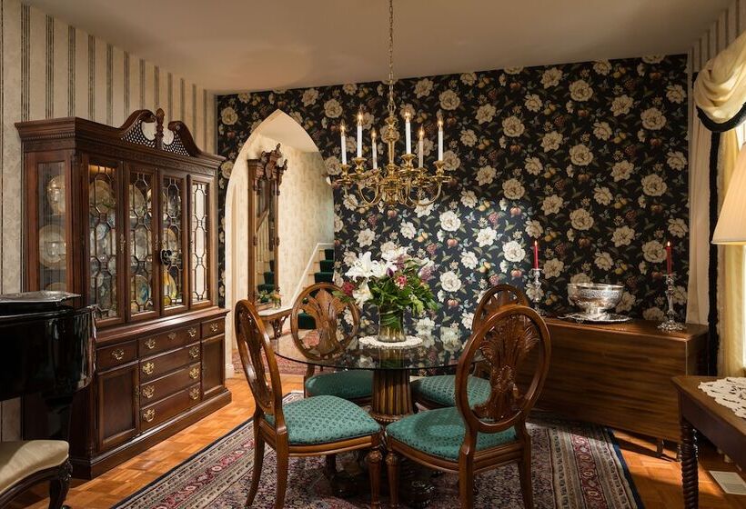 Отель The Winstead Inn