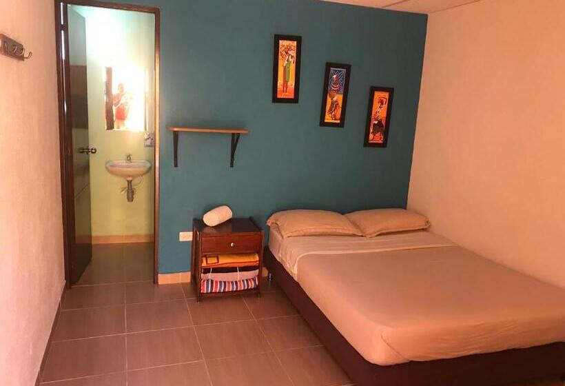 הוסטל Hostal El Hangar