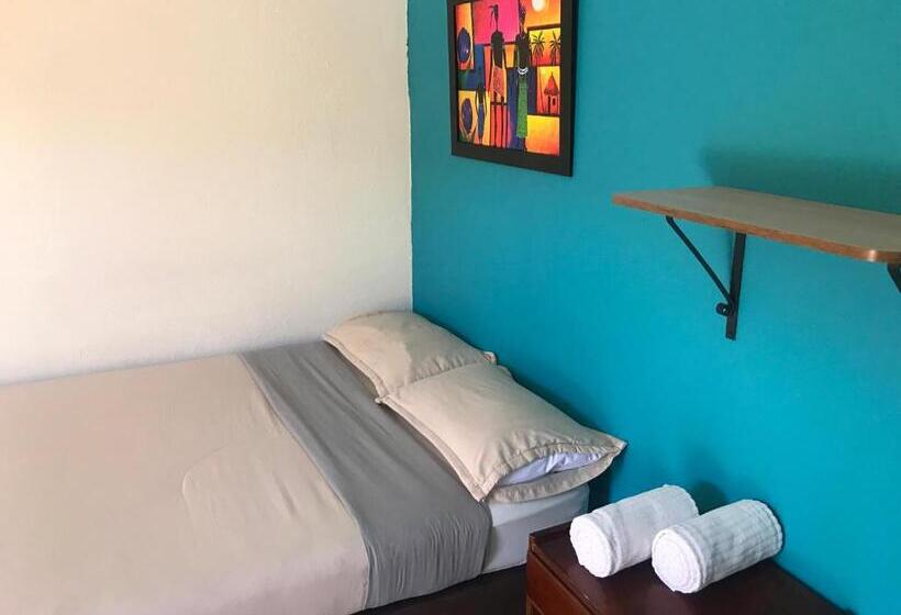 הוסטל Hostal El Hangar