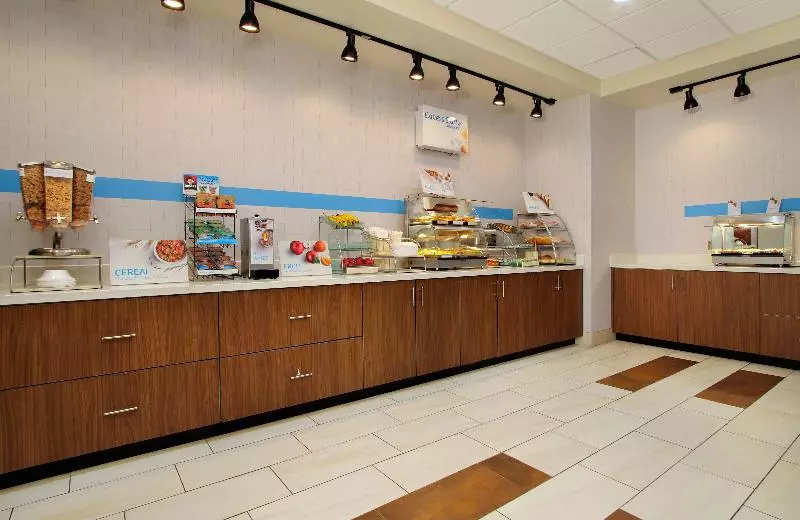 Hotelli Holiday Inn Express & Suites   Brookshire   Katy Freeway, An Ihg