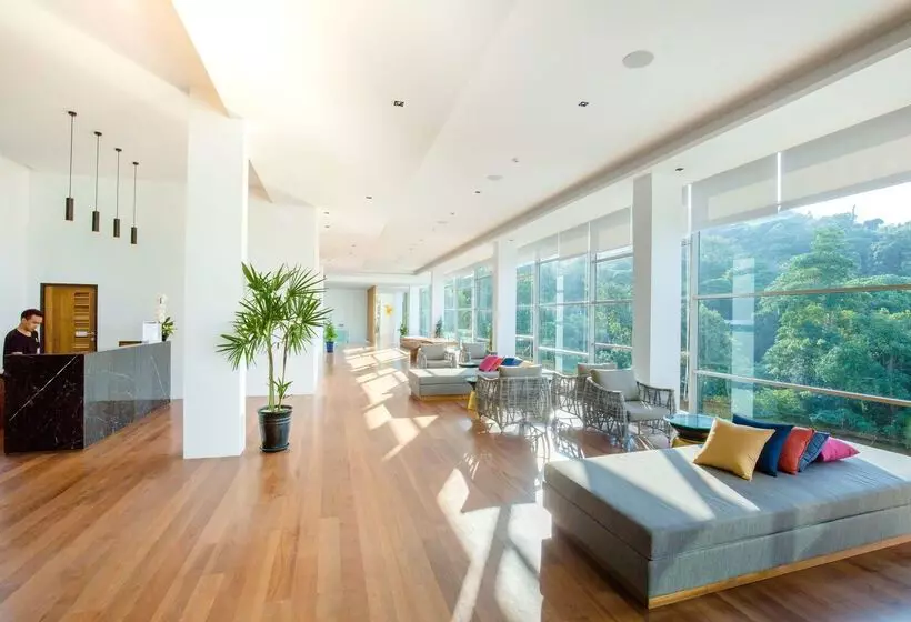 Hotelli Wyndham Grand Phuket Kalim Bay