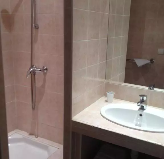 ホテル Hôtel Restaurant Le Central