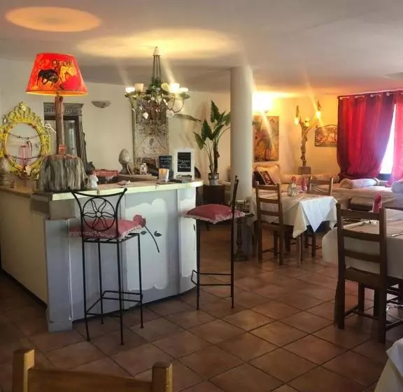 هتل Hôtel Restaurant Le Delta