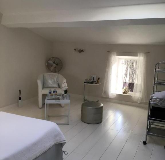 تختخواب و صبحانه Aux Anges Gardiens