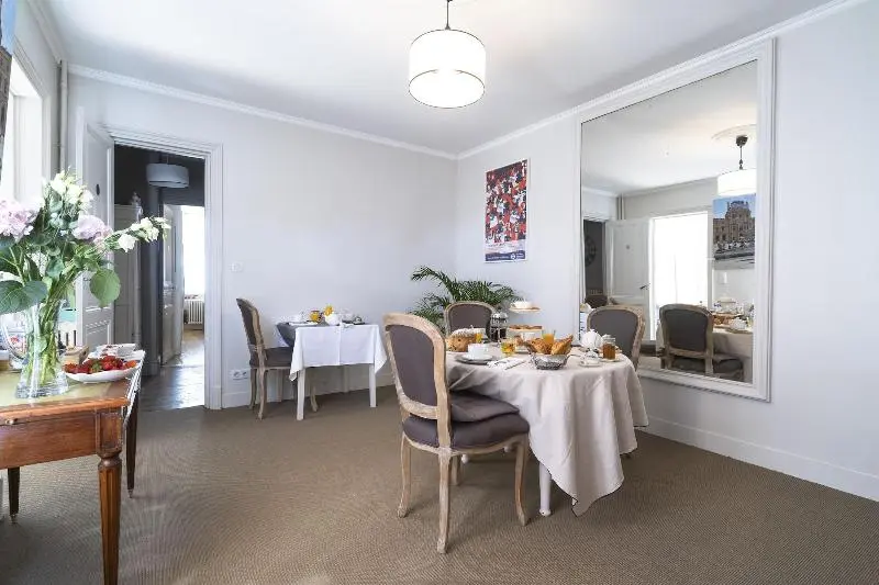 تختخواب و صبحانه La Maison De Marc