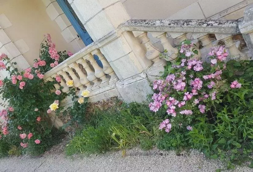 تختخواب و صبحانه La Roseraie