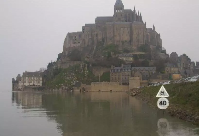 ベッドアンドブレックファースト Chambres D Hôtes La Loubatais