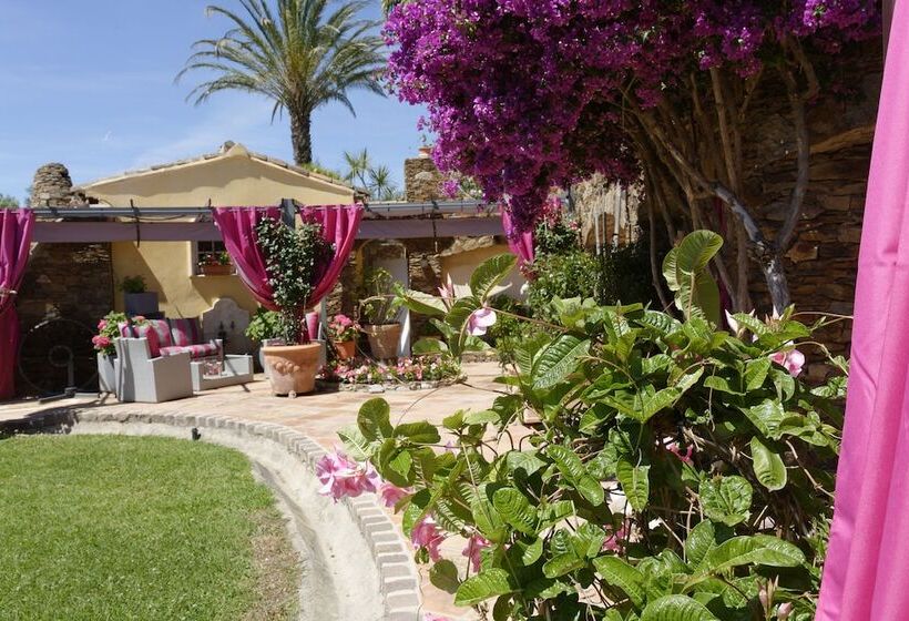 تختخواب و صبحانه Parfum De Roses