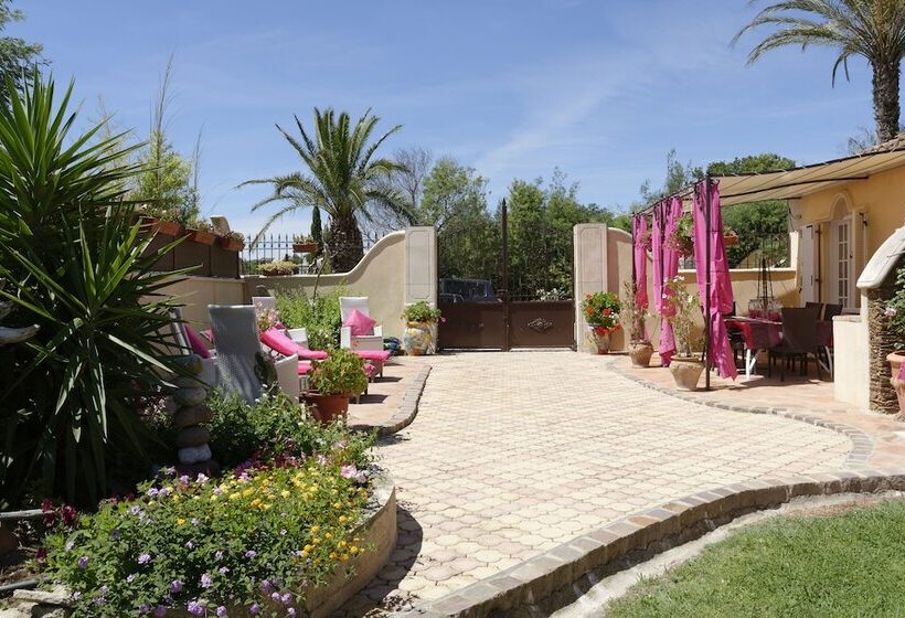 تختخواب و صبحانه Parfum De Roses