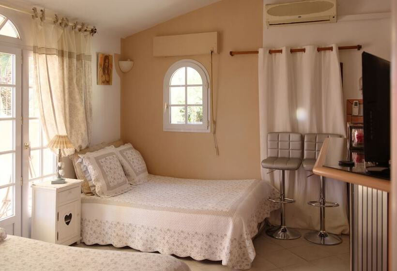 تختخواب و صبحانه Parfum De Roses