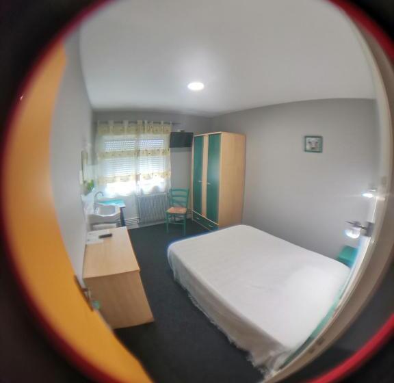 Отель Hôtel Bar Des Arènes