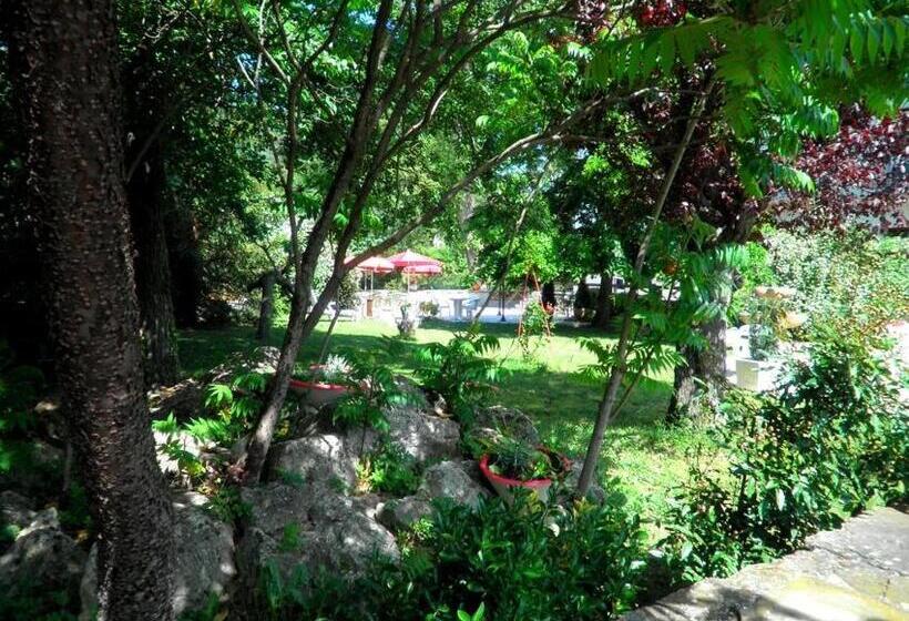 Отель La Pierre Lys