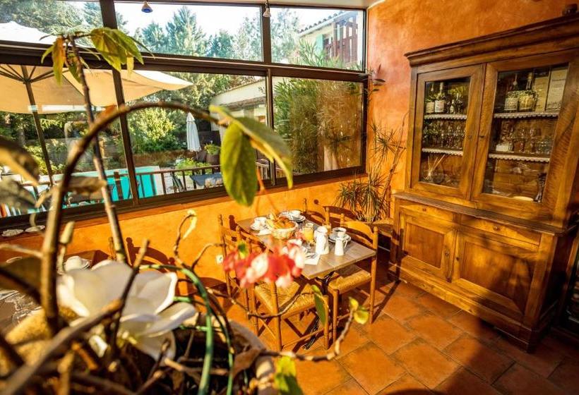 Общежитие Logis Hotel L  Auberge D Uzes