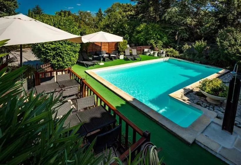 Logis Hotel L  Auberge D Uzes