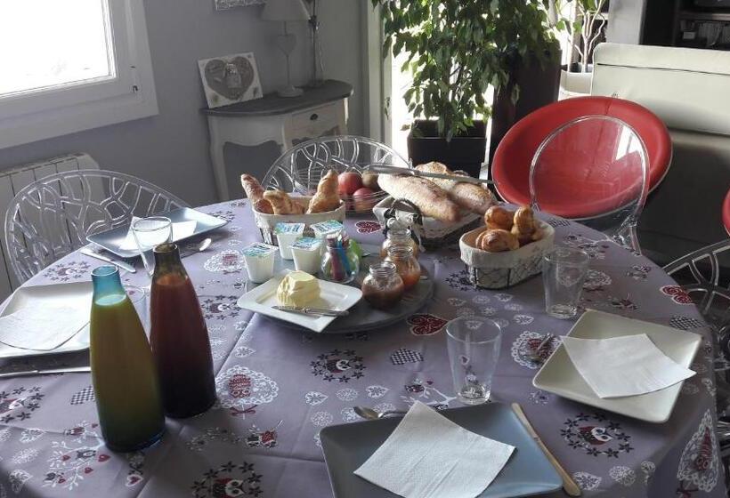 민박 La Colline Aux Yeux Doubs