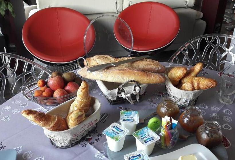 민박 La Colline Aux Yeux Doubs